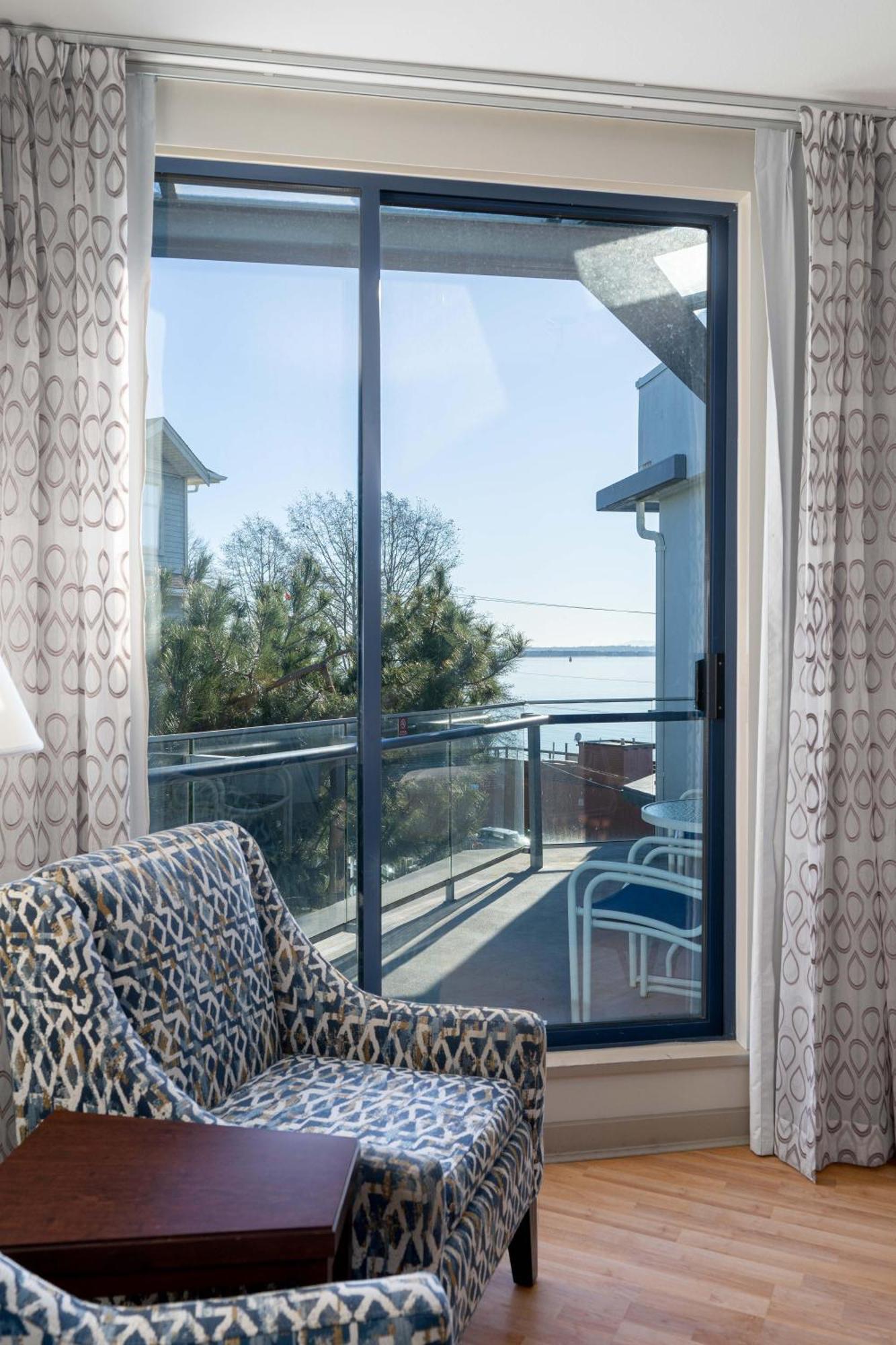 Ocean Promenade Hotel White Rock Room photo