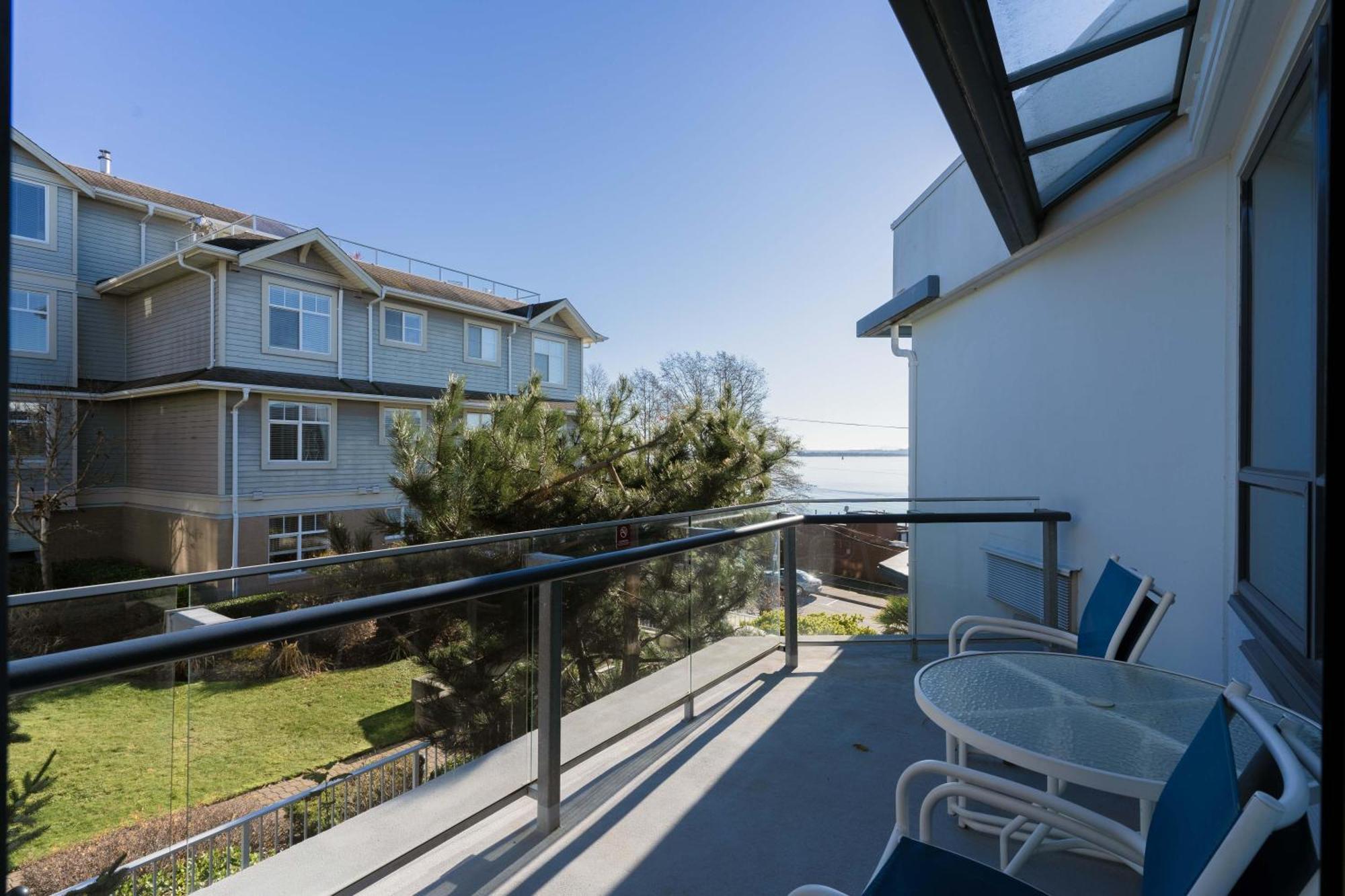 Ocean Promenade Hotel White Rock Room photo