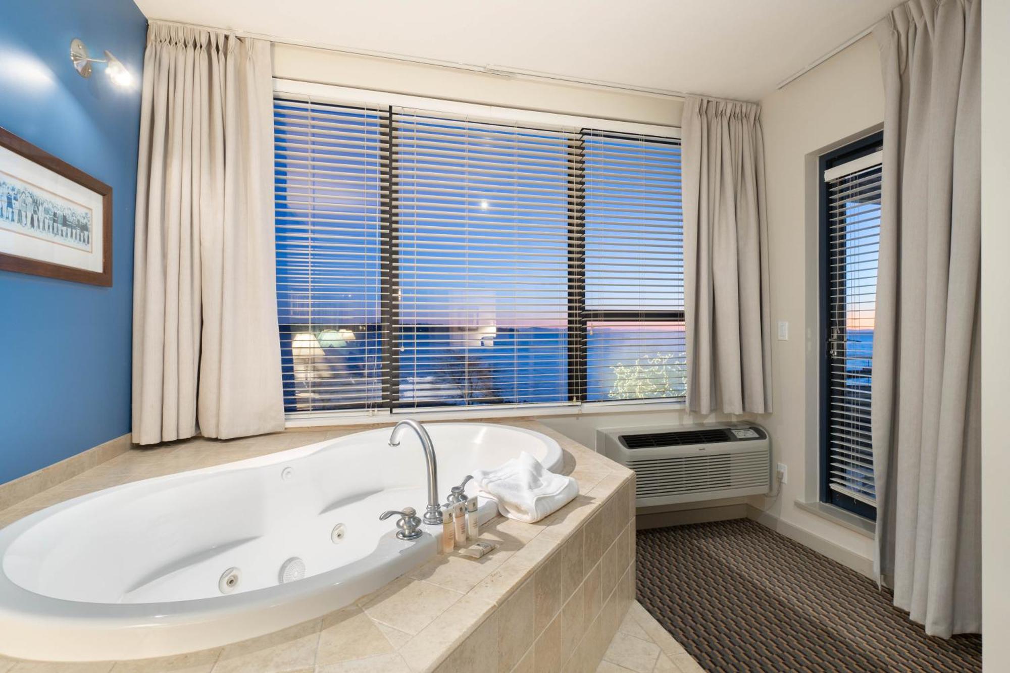Ocean Promenade Hotel White Rock Room photo