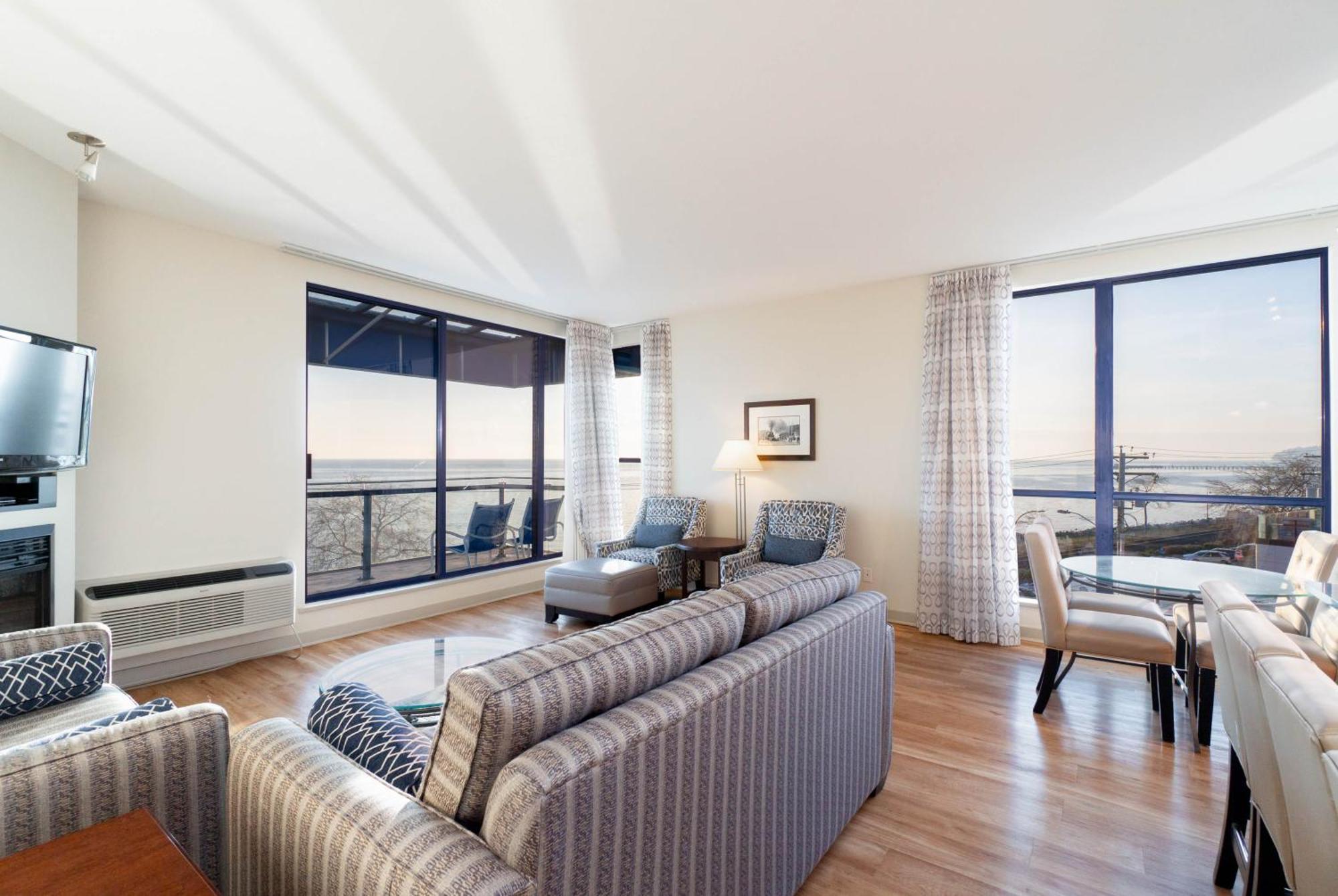Ocean Promenade Hotel White Rock Exterior photo